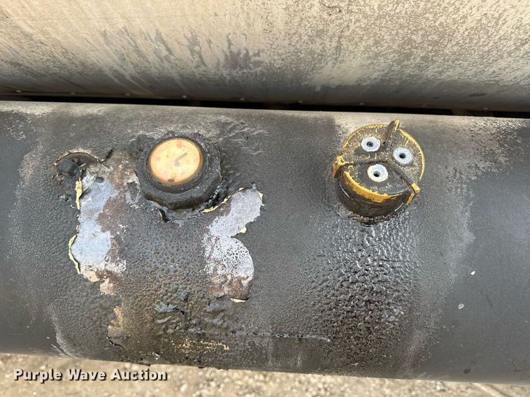 image for item DW3404 2006 International 7400 oil distributor truck