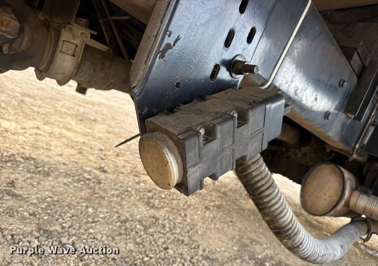 image for item DW3404 2006 International 7400 oil distributor truck