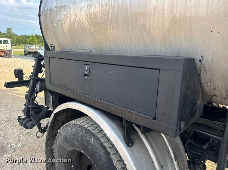 image for item DW3404 2006 International 7400 oil distributor truck