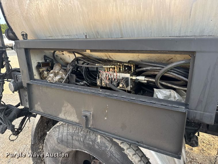 image for item DW3404 2006 International 7400 oil distributor truck