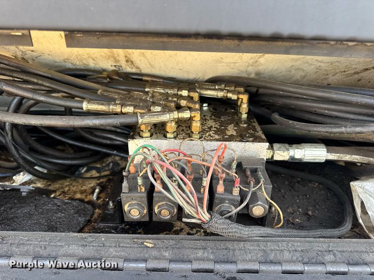 image for item DW3404 2006 International 7400 oil distributor truck