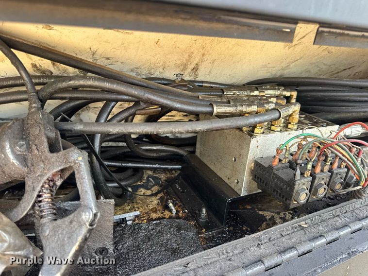 image for item DW3404 2006 International 7400 oil distributor truck