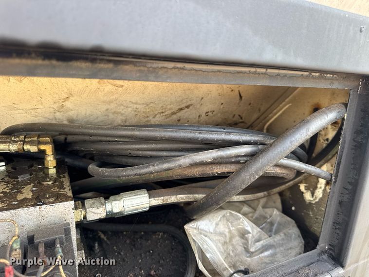 image for item DW3404 2006 International 7400 oil distributor truck