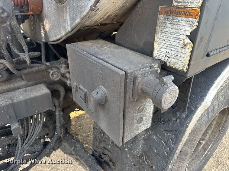 image for item DW3404 2006 International 7400 oil distributor truck