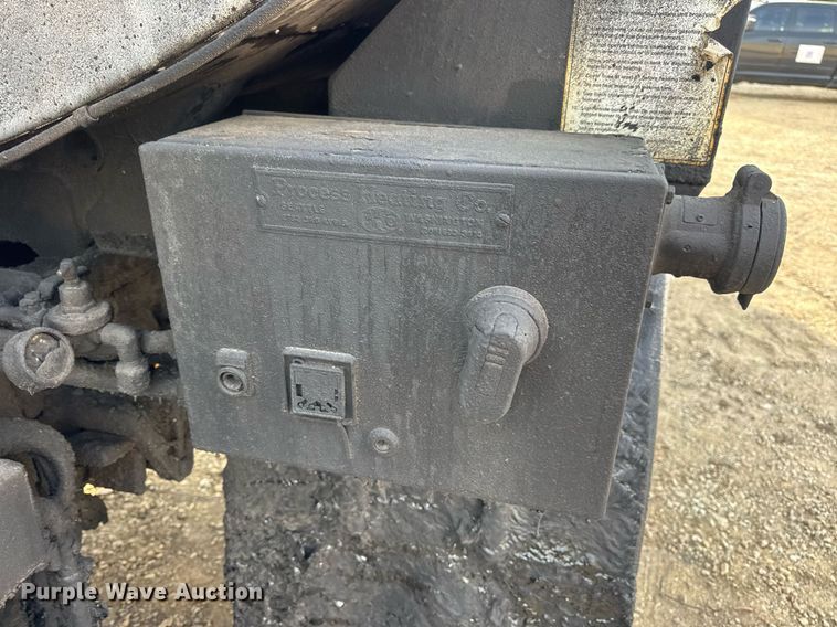 image for item DW3404 2006 International 7400 oil distributor truck