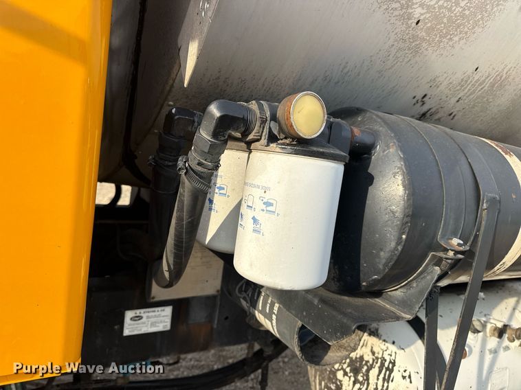 image for item DW3404 2006 International 7400 oil distributor truck