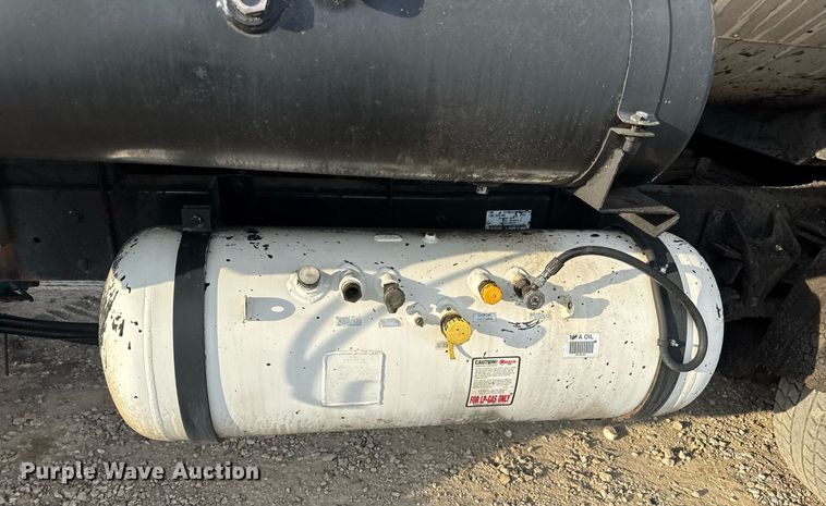 image for item DW3404 2006 International 7400 oil distributor truck