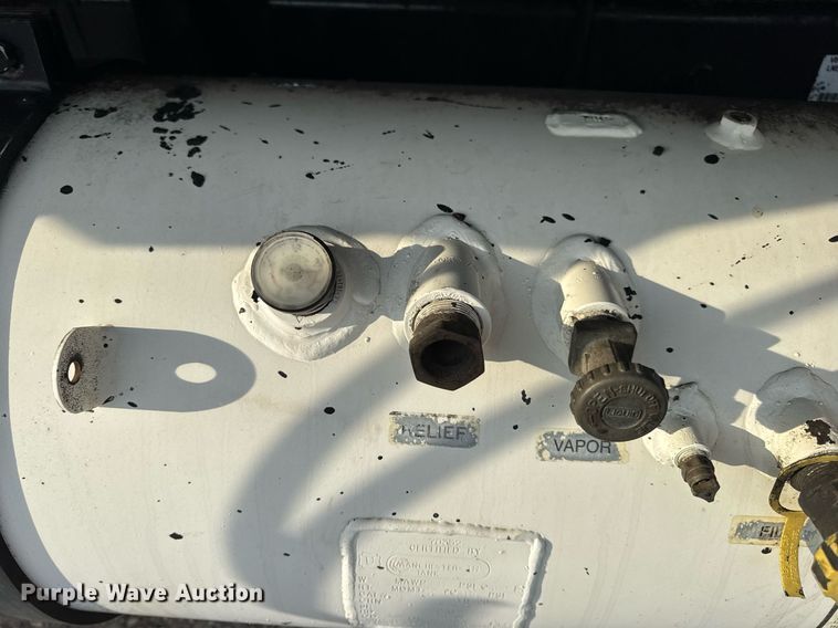 image for item DW3404 2006 International 7400 oil distributor truck