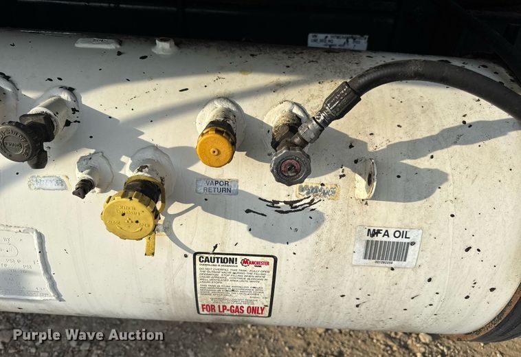 image for item DW3404 2006 International 7400 oil distributor truck