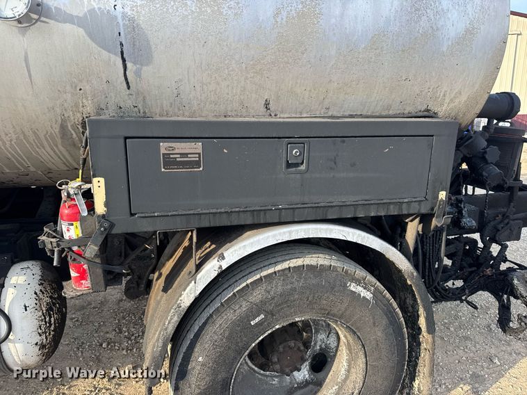 image for item DW3404 2006 International 7400 oil distributor truck