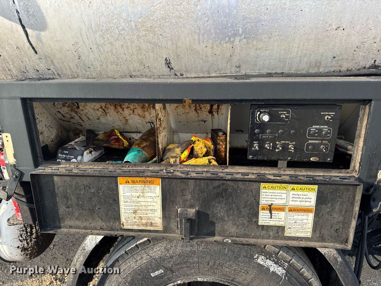 image for item DW3404 2006 International 7400 oil distributor truck