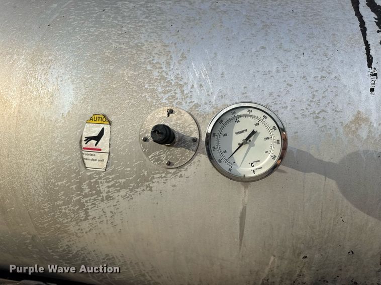 image for item DW3404 2006 International 7400 oil distributor truck