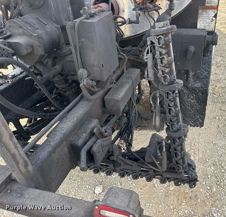 image for item DW3404 2006 International 7400 oil distributor truck