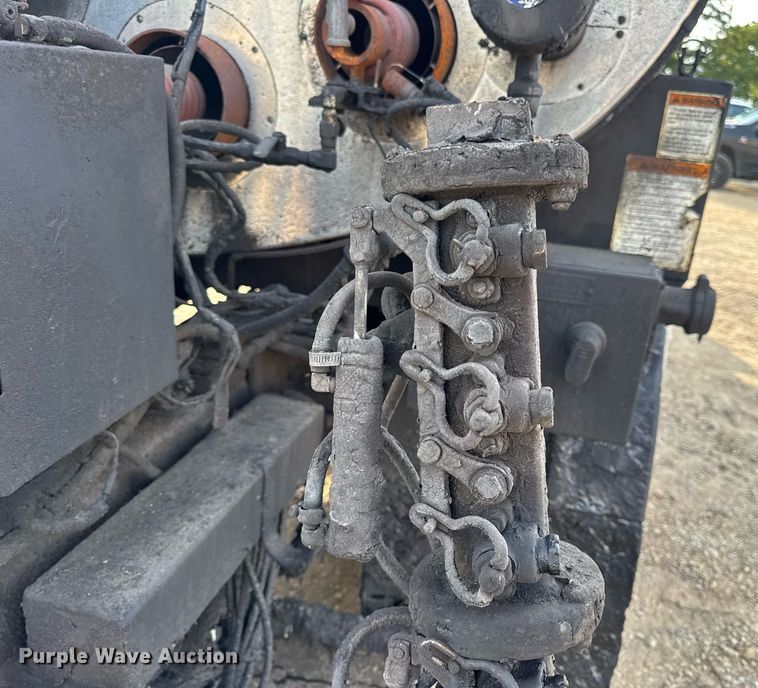 image for item DW3404 2006 International 7400 oil distributor truck