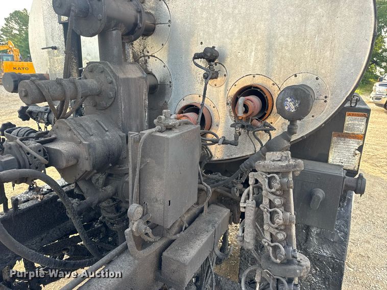 image for item DW3404 2006 International 7400 oil distributor truck