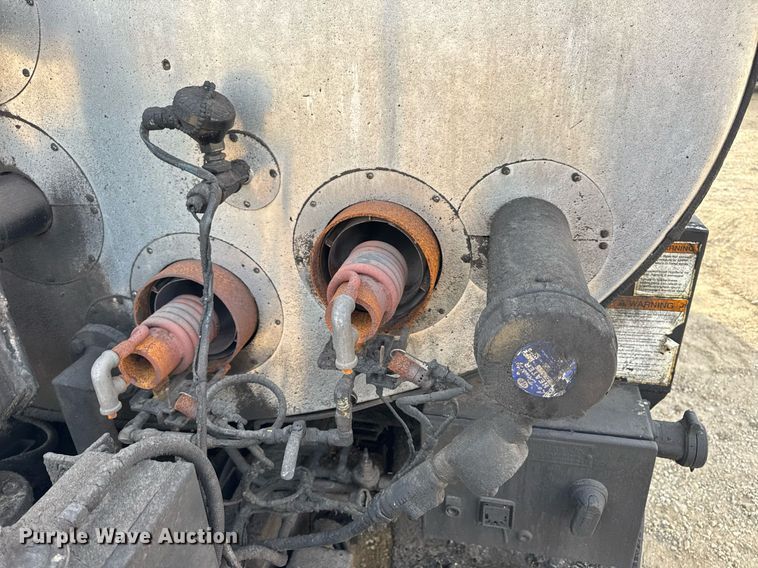 image for item DW3404 2006 International 7400 oil distributor truck