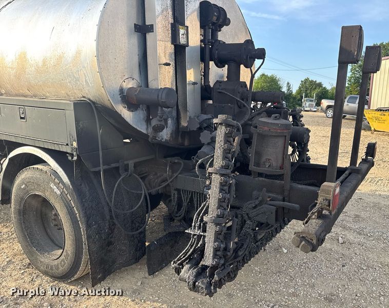 image for item DW3404 2006 International 7400 oil distributor truck