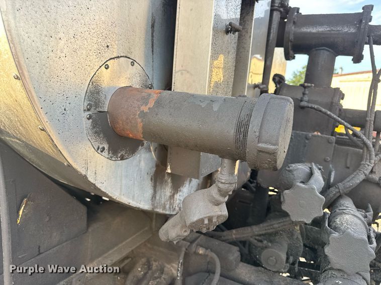 image for item DW3404 2006 International 7400 oil distributor truck