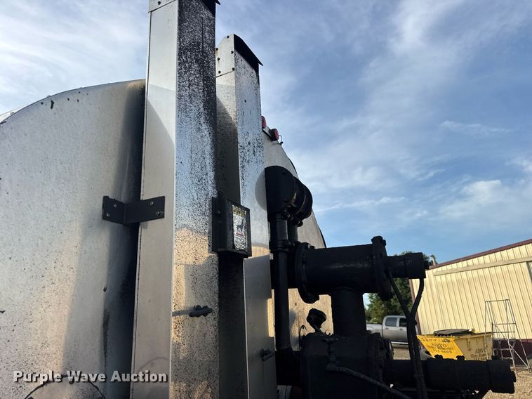 image for item DW3404 2006 International 7400 oil distributor truck