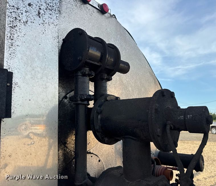 image for item DW3404 2006 International 7400 oil distributor truck