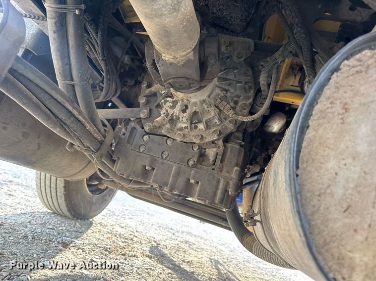 image for item DW3404 2006 International 7400 oil distributor truck