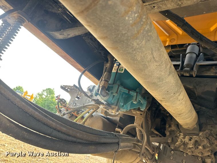 image for item DW3404 2006 International 7400 oil distributor truck