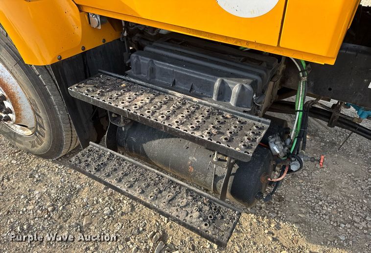 image for item DW3404 2006 International 7400 oil distributor truck