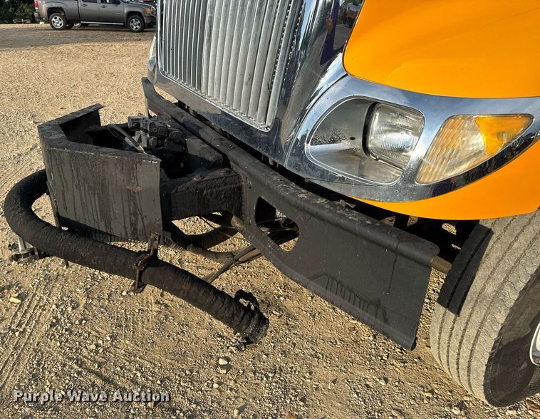 image for item DW3404 2006 International 7400 oil distributor truck