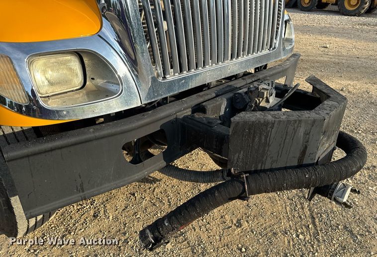 image for item DW3404 2006 International 7400 oil distributor truck