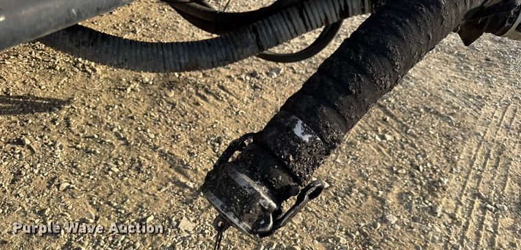 image for item DW3404 2006 International 7400 oil distributor truck