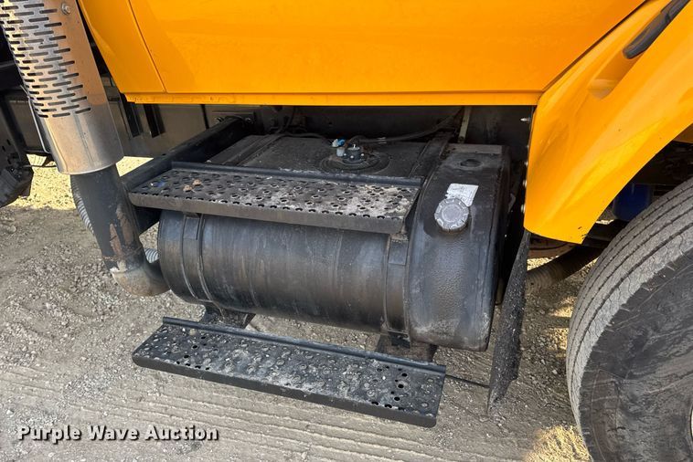 image for item DW3404 2006 International 7400 oil distributor truck