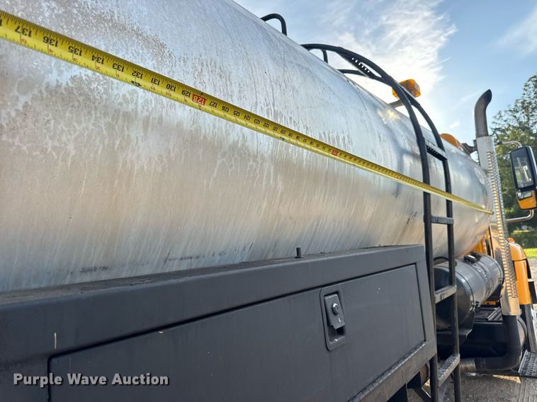 image for item DW3404 2006 International 7400 oil distributor truck