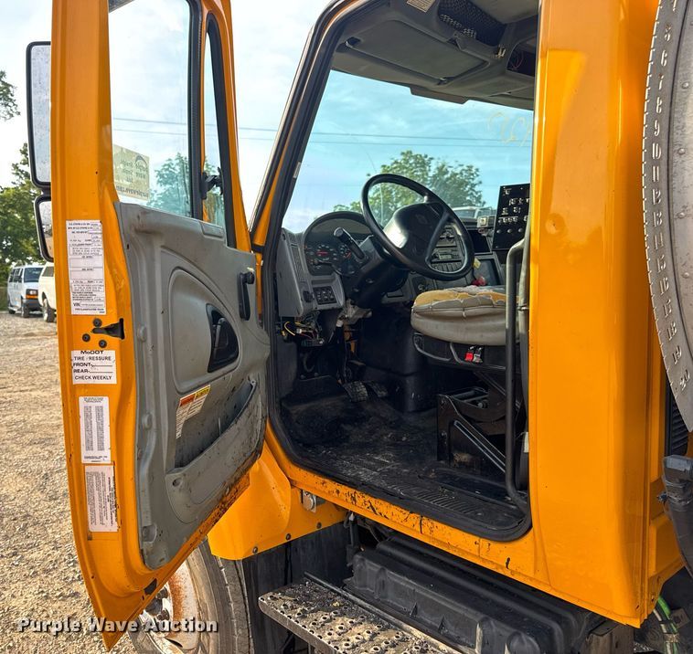 image for item DW3404 2006 International 7400 oil distributor truck