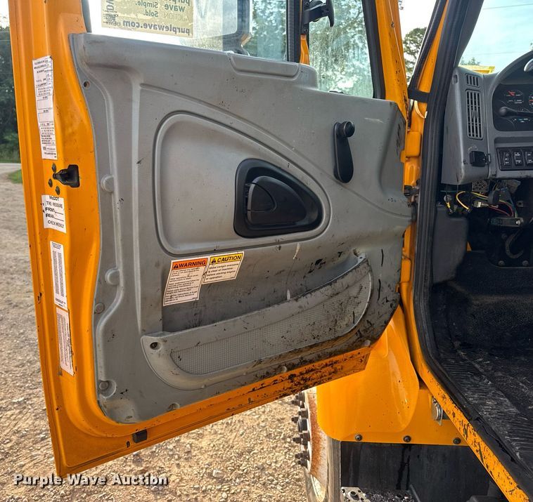 image for item DW3404 2006 International 7400 oil distributor truck