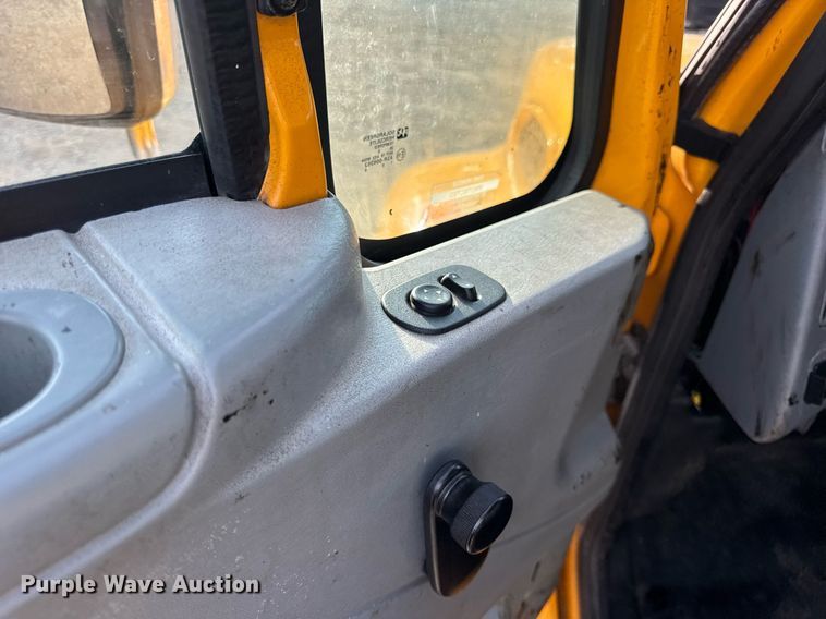 image for item DW3404 2006 International 7400 oil distributor truck