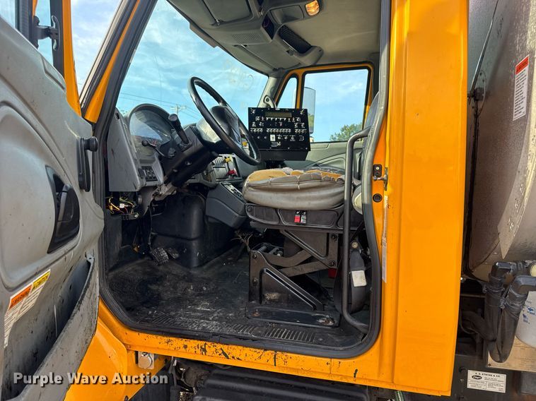 image for item DW3404 2006 International 7400 oil distributor truck