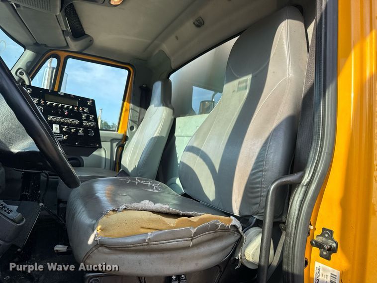 image for item DW3404 2006 International 7400 oil distributor truck