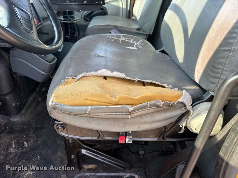 image for item DW3404 2006 International 7400 oil distributor truck