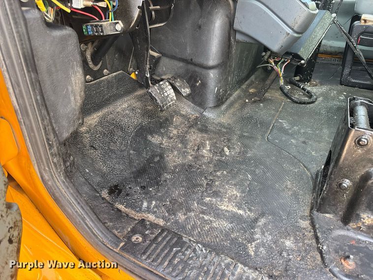 image for item DW3404 2006 International 7400 oil distributor truck