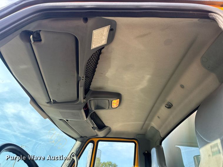 image for item DW3404 2006 International 7400 oil distributor truck