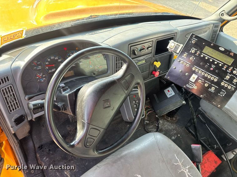 image for item DW3404 2006 International 7400 oil distributor truck