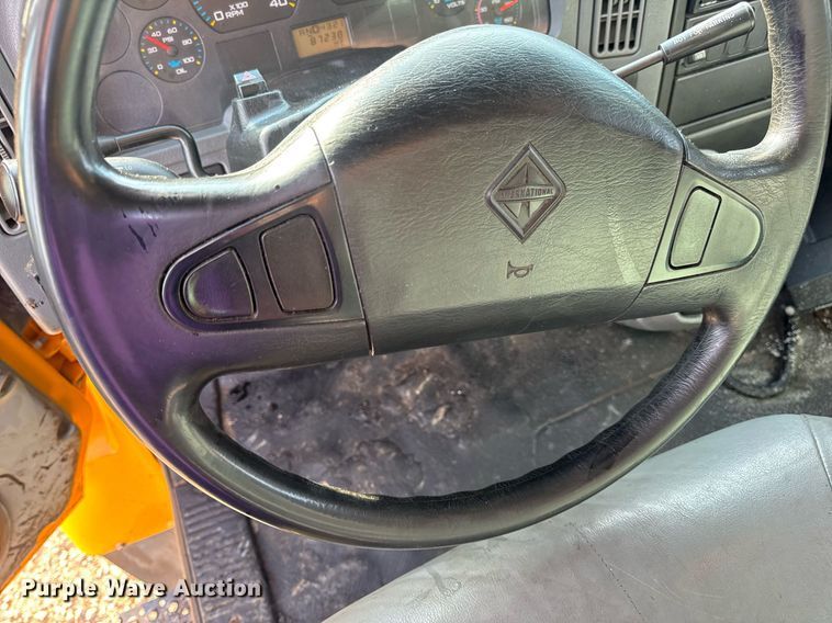 image for item DW3404 2006 International 7400 oil distributor truck