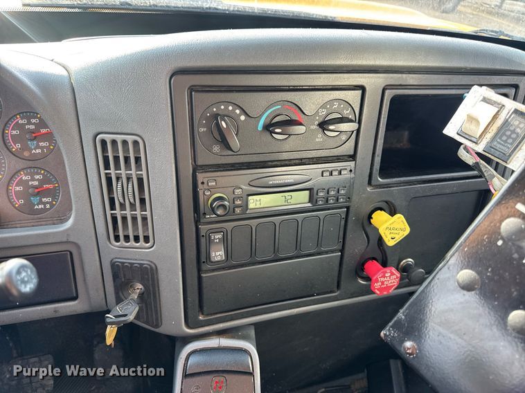 image for item DW3404 2006 International 7400 oil distributor truck