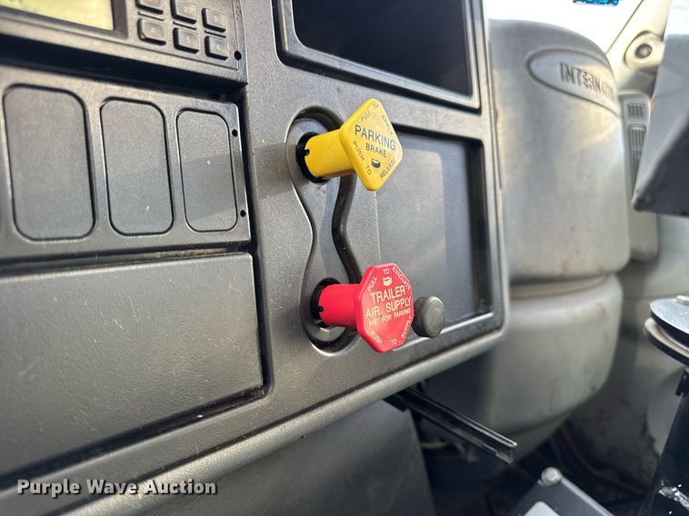 image for item DW3404 2006 International 7400 oil distributor truck