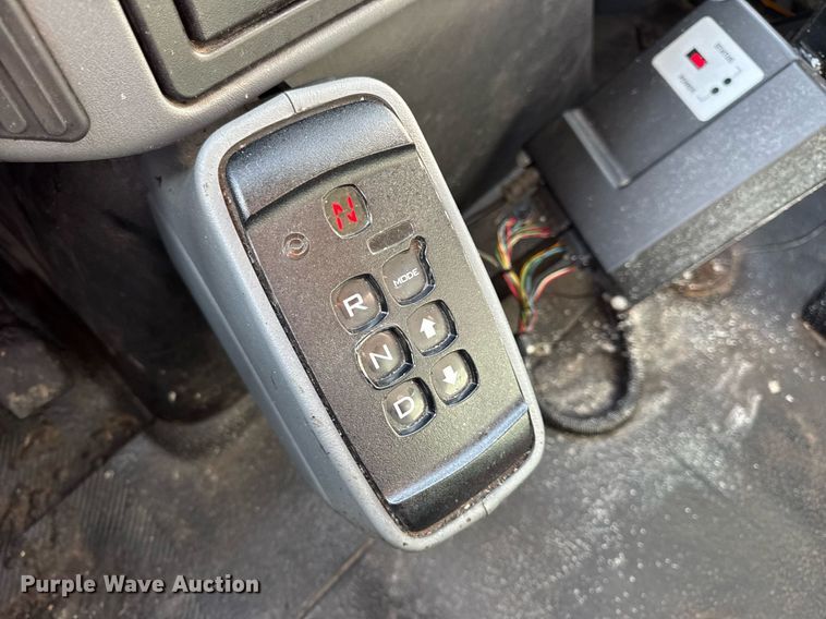 image for item DW3404 2006 International 7400 oil distributor truck