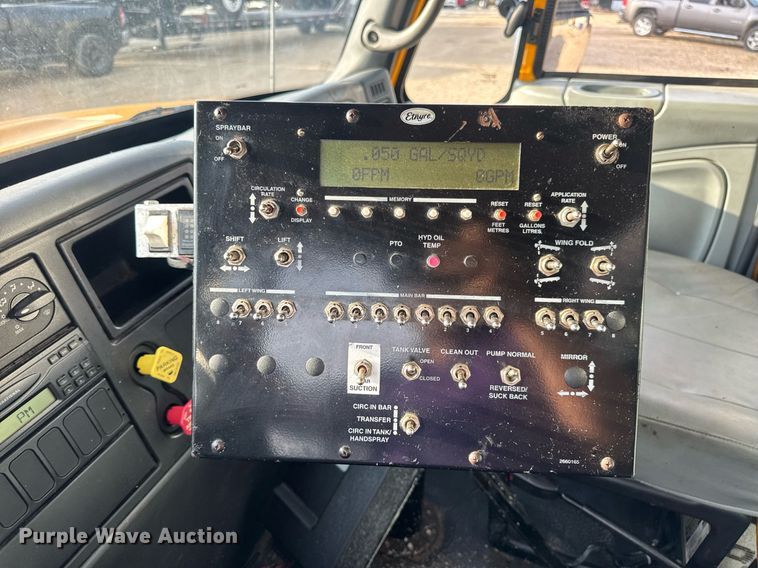 image for item DW3404 2006 International 7400 oil distributor truck