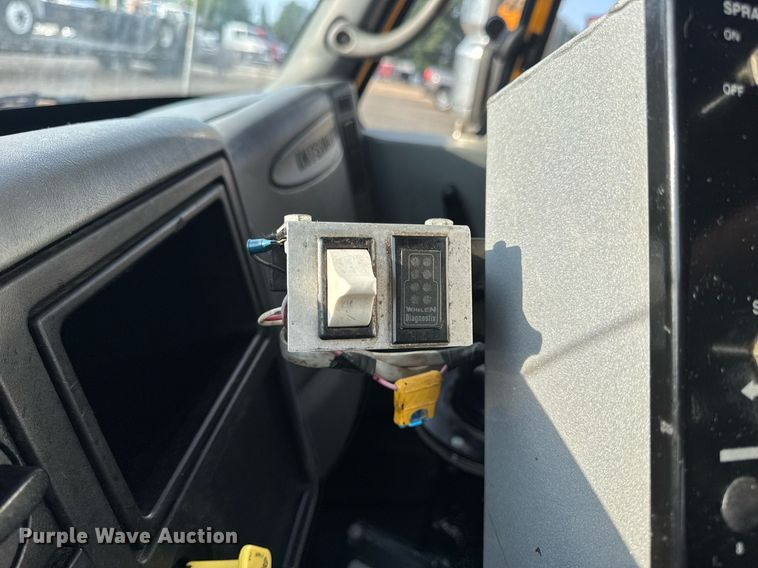 image for item DW3404 2006 International 7400 oil distributor truck