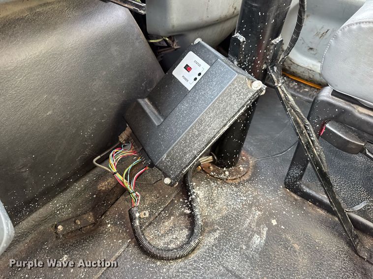 image for item DW3404 2006 International 7400 oil distributor truck