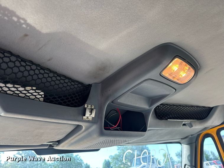 image for item DW3404 2006 International 7400 oil distributor truck