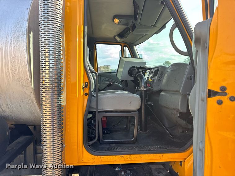 image for item DW3404 2006 International 7400 oil distributor truck